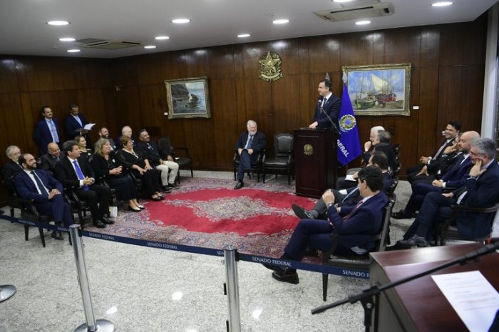 O presidente do Congresso Nacional, senador Rodrigo Pacheco (PSD-MG), dá posse aos conselheiros - (Foto: Pedro França/Agência Senado)