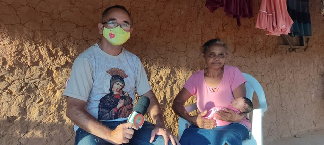 Idealizador da Corrente do Bem, Barradinha, entrevistando a avó da criança.