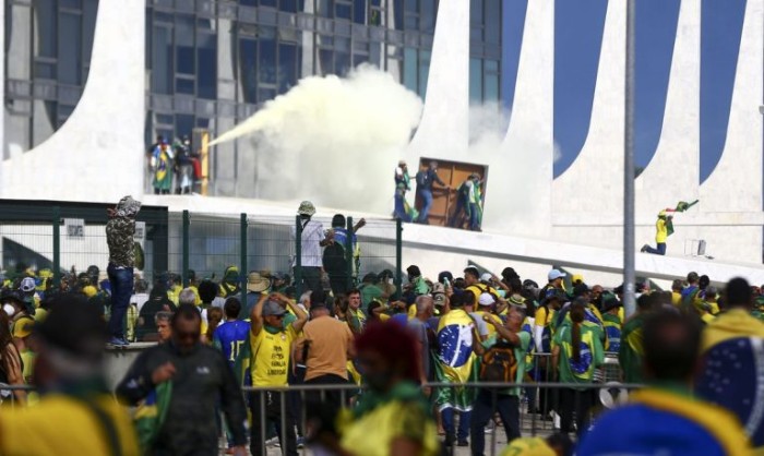 Ataque às sedes dos Três Poderes da República em 8 de janeiro de 2023 - (Foto: Marcelo Camargo/Agência Brasil)