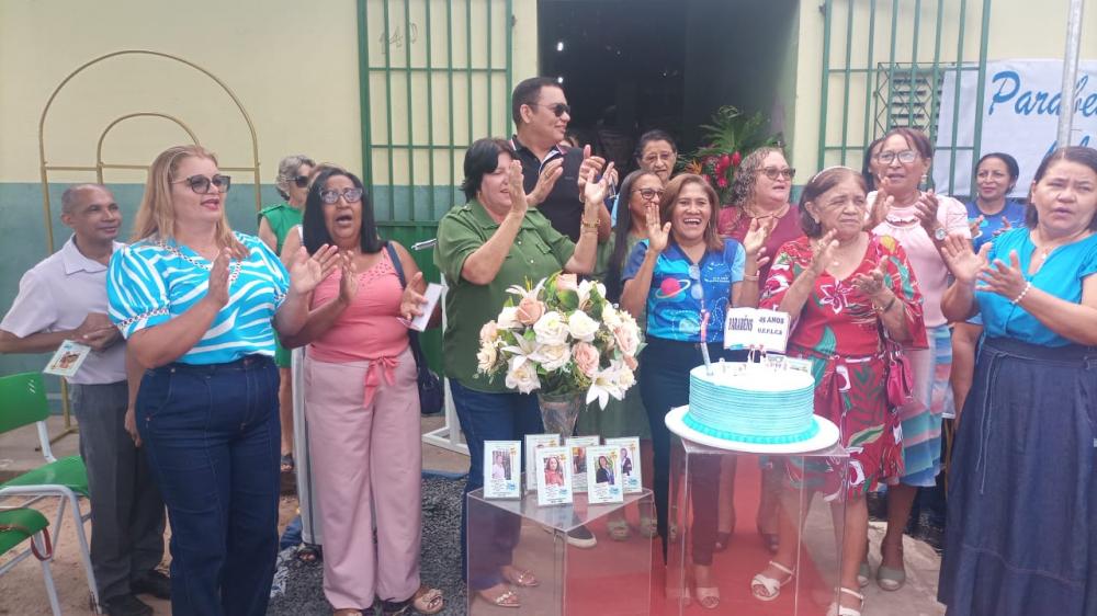 Corte do Bolo com gestores, ex diretores, secretária de educação.
