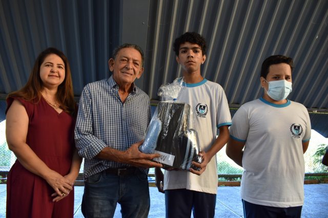 Prefeito Gil Paraibano fazendo entrega de uniforme escolar, ladeado pela secretária Noêmia Marques – Foto – Roberto Oliveira