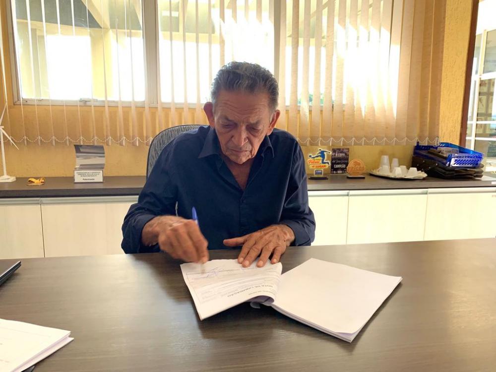 Prefeito Gil Paraibano reforça o compromisso com os profissionais de saúde do município (Foto: Júnior Sousa)