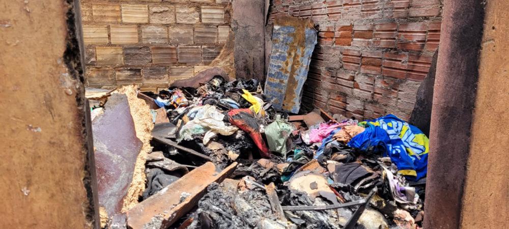 A residência foi destruída pelas chamas causadas pelo acidente (Foto: Roberto Oliveira)