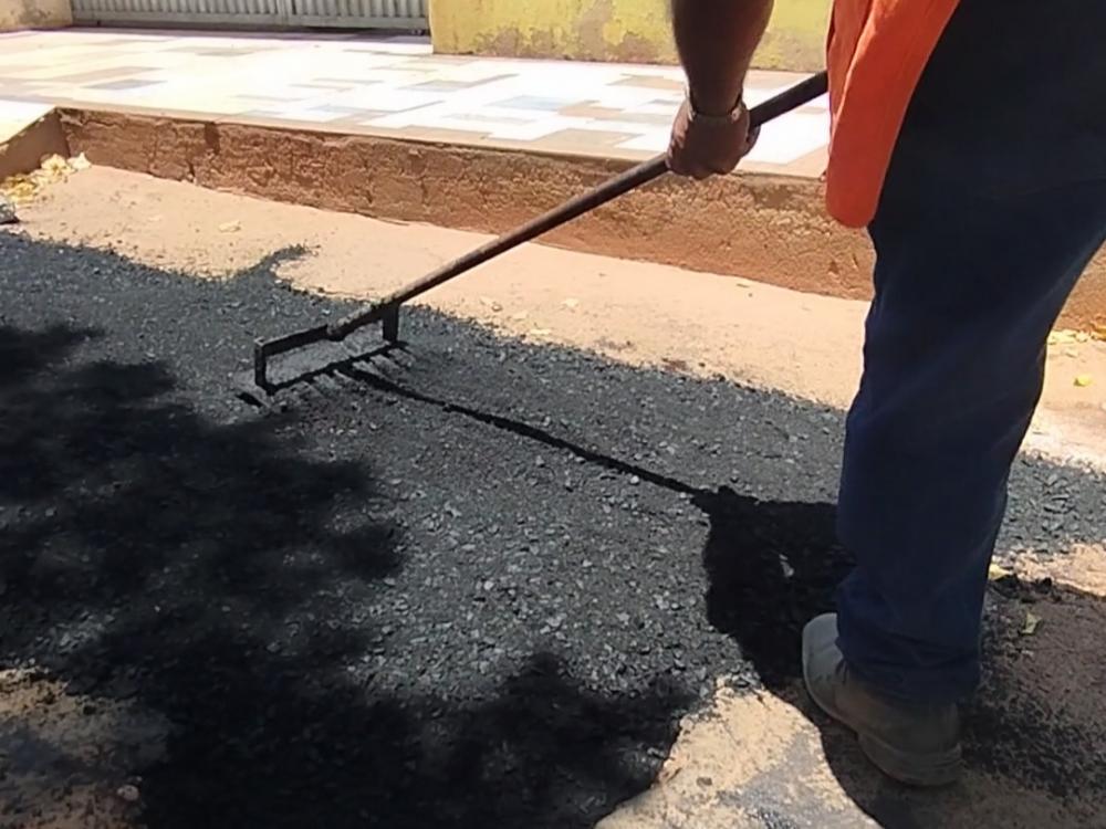 Operação tapa buracos na Rua Beira Rio, bairro Ipueiras (Foto: Wagner Avelino)