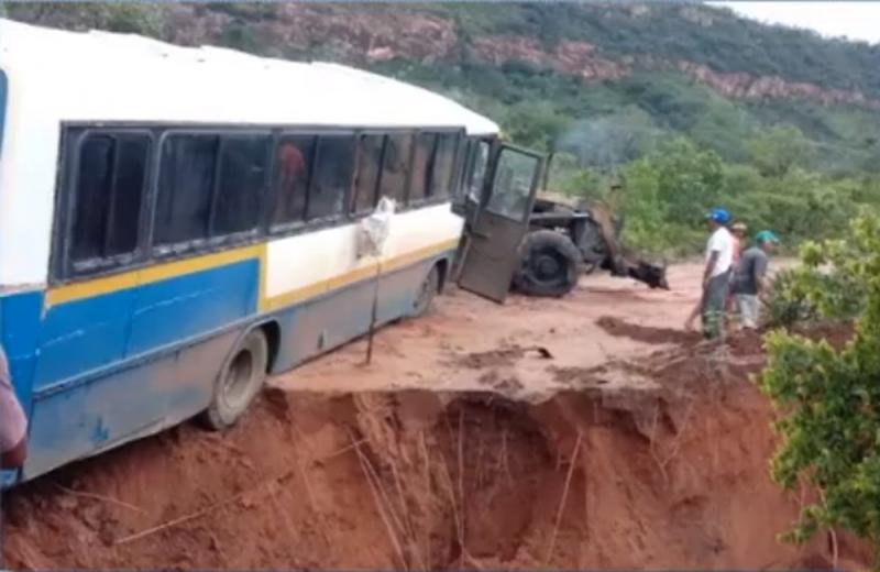 Ônibus é quase engolido por cratera no Piauí — Foto: Reprodução/TV Clube