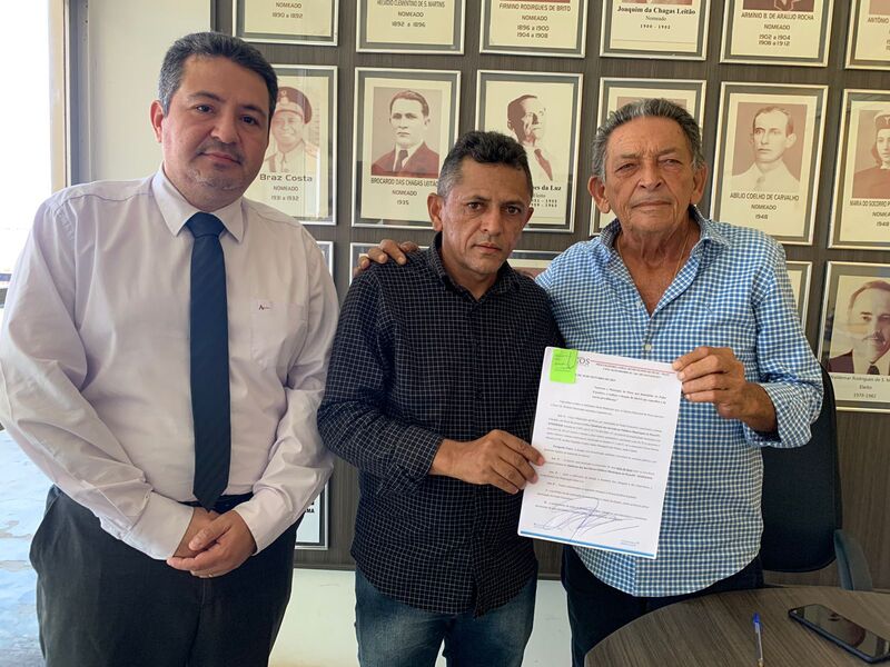 Prefeito Gil Paraibano e Procurador do Município, Dr. Antônio Júnior juntamente com o Presidente do SINDSERM, João Antônio de Sousa (Foto: Rawena Sousa)