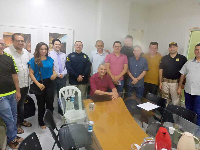 Vereadores e representantes da Secretaria de Trânsito participaram da ação (Foto: Roberto Oliveira)