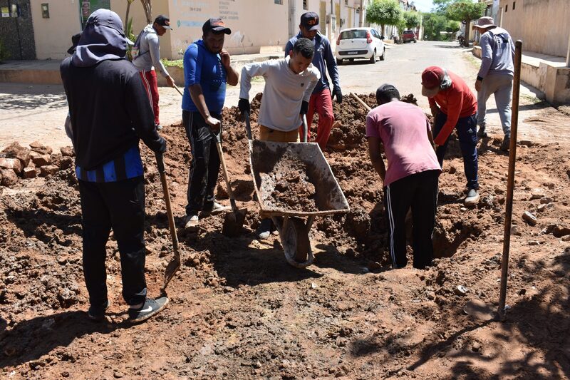 Trabalhadores da Prefeitura realizando recuperação de trecho na Rua Carlos Marcilio (Foto: Ivonete Reis)