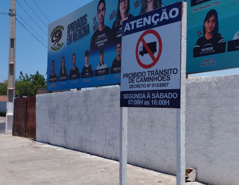 Placas foram fixadas em pontos estratégicos do município (Foto: Reprodução)