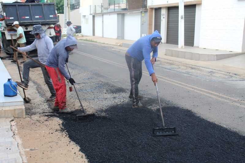 Operação asfáltica visa melhorar a trafegabilidade nas ruas do município (Foto: Daniel Holanda)