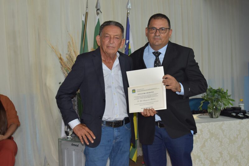 Vereador Veloso entregando o título de cidadania para o Prefeito Gil Paraibano (Foto: Ivonete Reis)