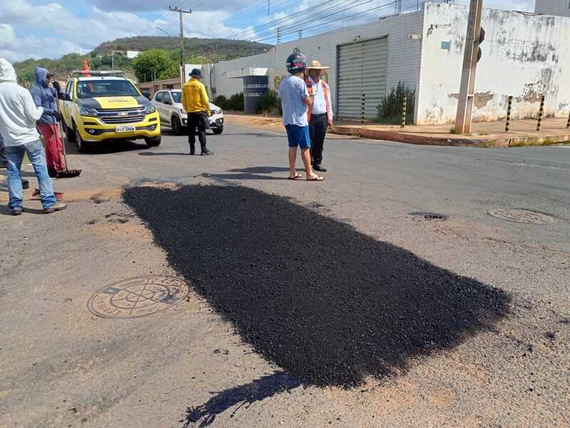 Operação tapa-buracos tem chegado a vários bairros de Picos (Foto: Reprodução)