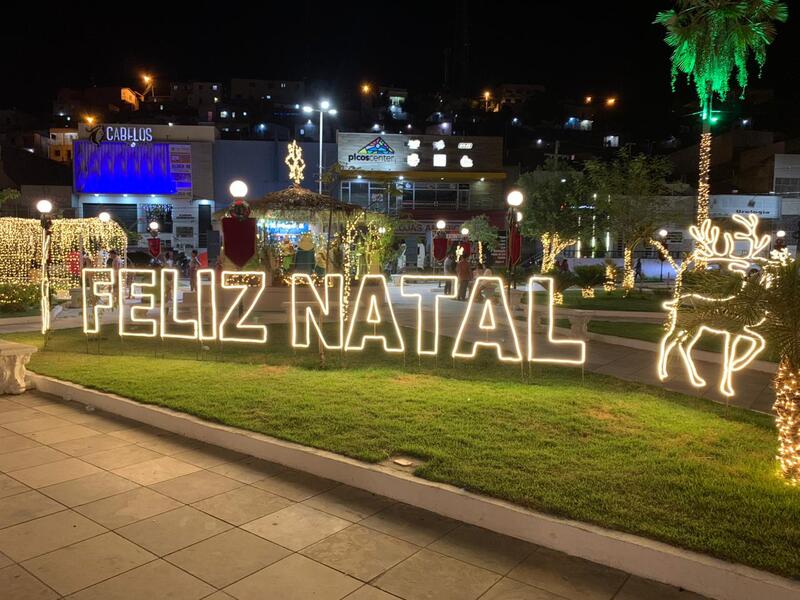 Cidade de Picos está toda iluminada com as luzes de natal (Foto: Júnior Sousa)