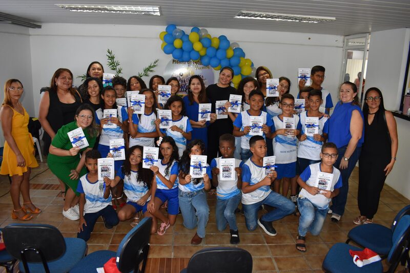 Lançamento oficial do livro de poemas dos alunos da Escola Timóteo Borges (Foto: Ivonete Reis)
