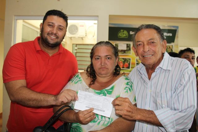 Secretário Mazukiel Alves, agricultora e o prefeito Gil Marques de Medeiros – Foto – Roberto Oliveira
