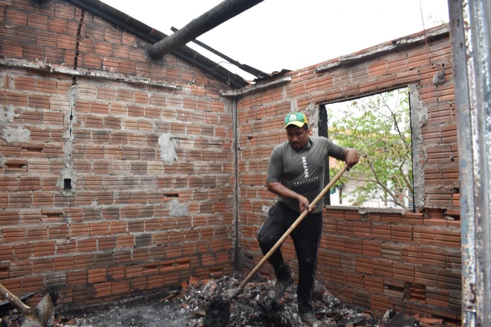 Defesa Civil providencia limpeza na residência (Foto: Maria Ivonete)
