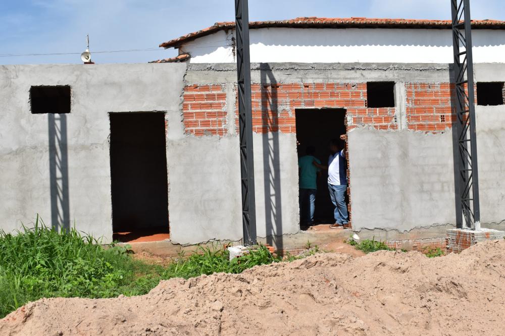 Escola Tia celeste está recebendo uma apliação de duas salas de aula, dois banheiros e uma aréa de lazer (Foto: Milene Silva)