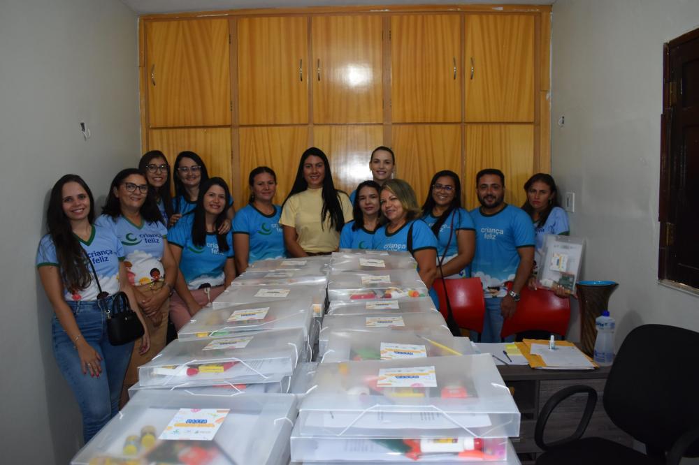 Maletas educativas sendo entregue para os visitadores do programa Criança Feliz (Foto: Raí Silva Júnior)