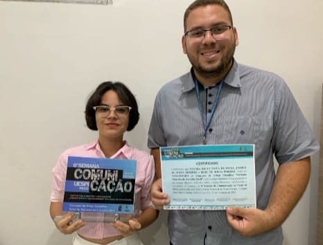 Acadêmica de Jornalismo, Nayara Paiva e coordenador e Professor do Curso de Jornalismo, Isael Pereira (Foto: Ivonete Reis)