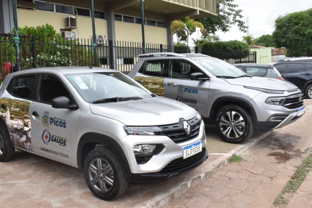 Novos carros que foram entregues a frota da Saúde (Foto: Ivonete Reis)