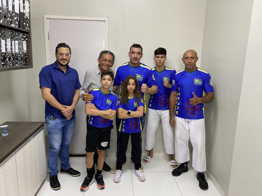 Equipe de Karatê picoense acompanhada do prefeito Gil Paraibano e secretário de saúde, Aldo Gil (Foto: Milene Silva)