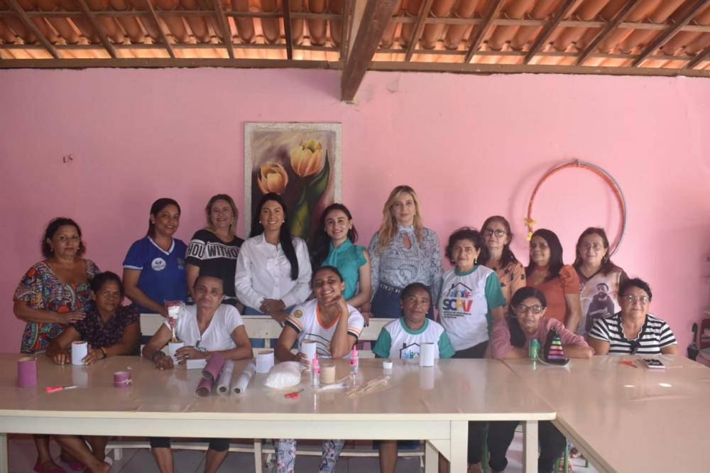 Grupos de idosos do Serviço de Convivência e Fortalecimento de Vínculos (o SCFV) e mulheres do grupo de desenvolvimento familiar (GDF). Foto: Daniel Holanda.