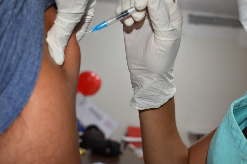 Pacientes com HIV recebem vacina contra covid-19 – Foto – Roberto Oliveira