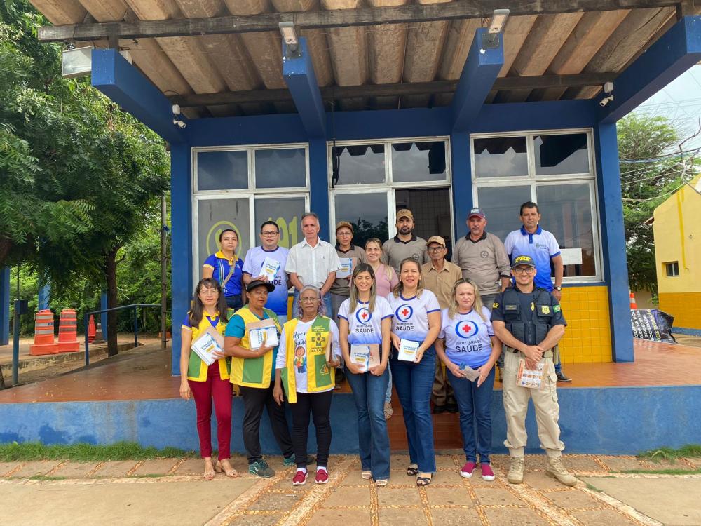 Integrantes da Secretaria de Saúde, Centro de Zoonoses e Defesa Civil, junto da PRF (Foto: Milene Silva)