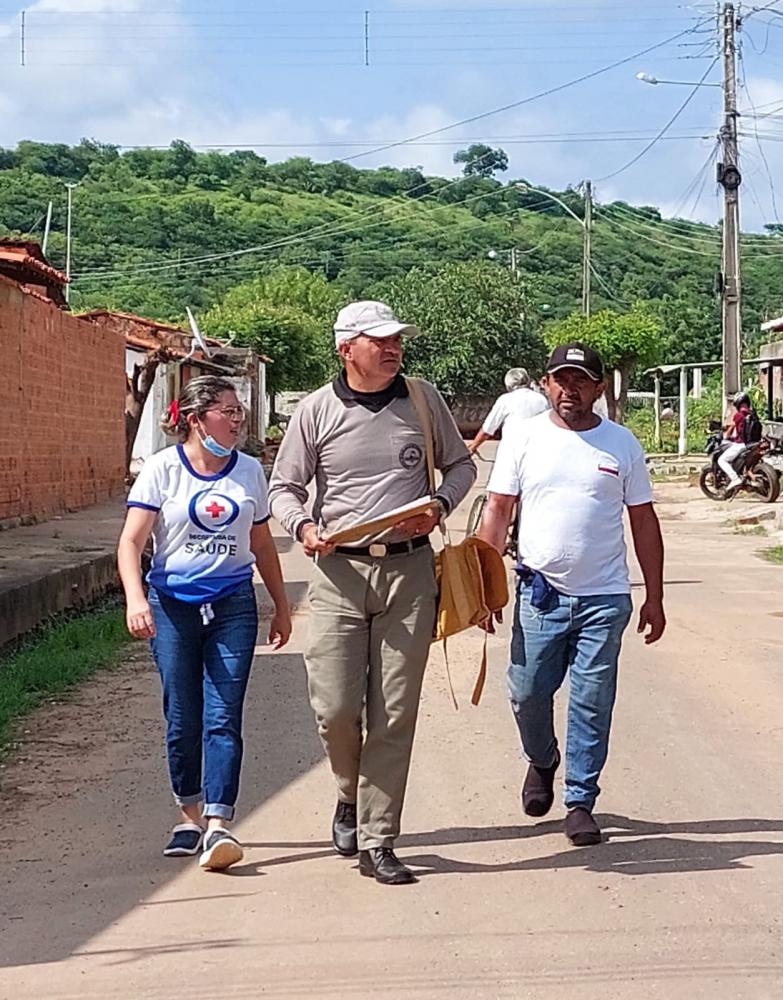 Integrantes da Secretaria de Saúde, Centro de Zoonoses e colaborador comunitário (Foto: Maysa Martins)