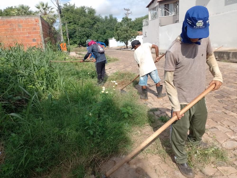 Trabalhadores realizam serviço de capina nos bairros de Picos (Foto: CCOM)