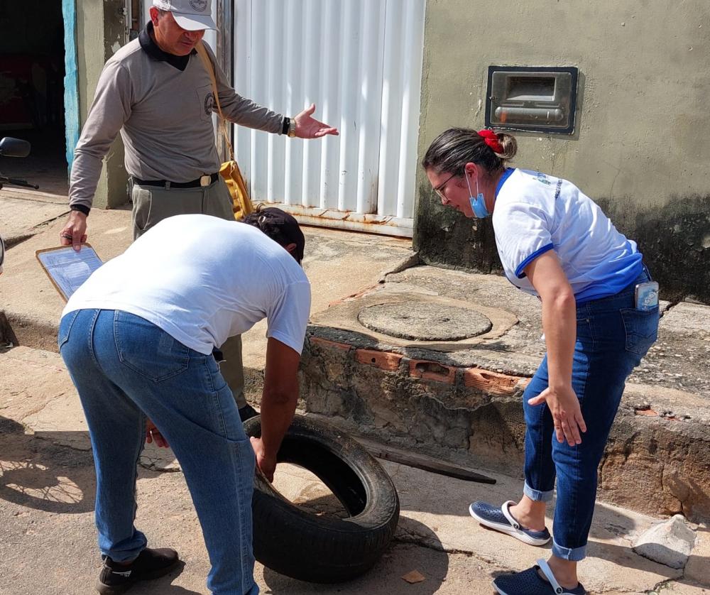 Integrantes da Secretaria de Saúde, centro de Zoonoses e colaborador comunitário (Foto: Maysa Martins)