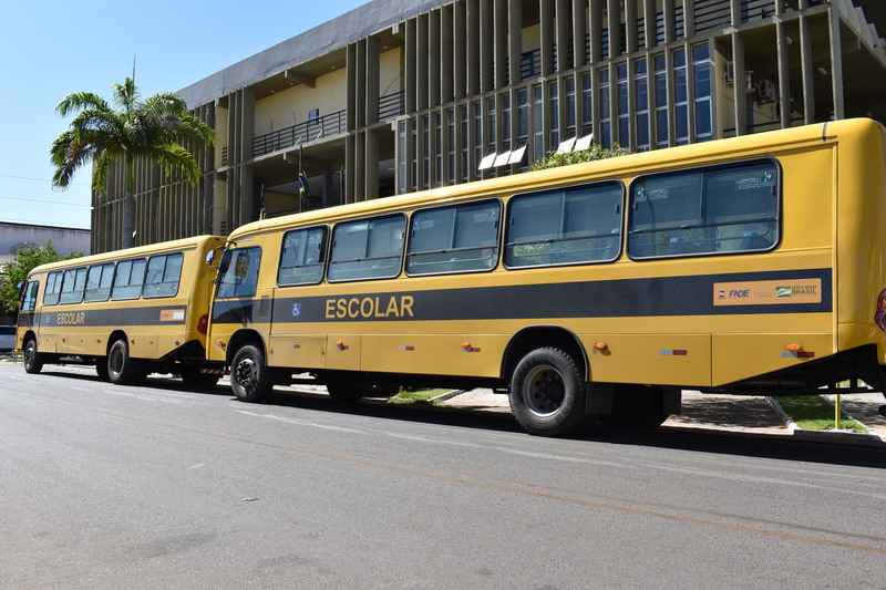 Dois Ônibus, zero quilômetro foram entregues a Educação de Picos (Foto: Maria Ivonete)