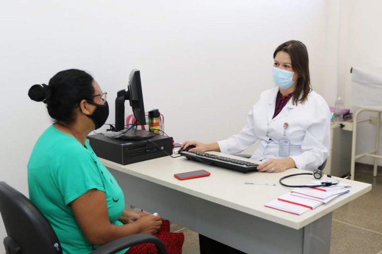 Mulher sendo atendida em consultório médico (Foto: Arquivo Pessoal)