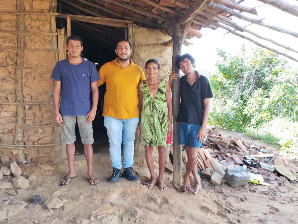 Secretário Kaio Araújo em visita a família de dona Maria Creusa (Foto Defesa Civil)
