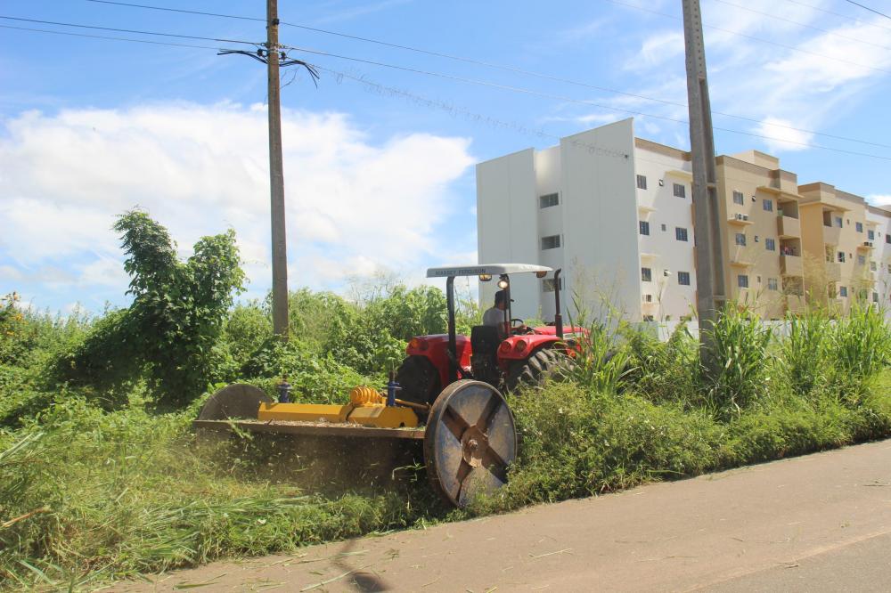 Máquina realizando serviço de roço no bairro Pantanal (Foto: Emanuelle Rodrigues)