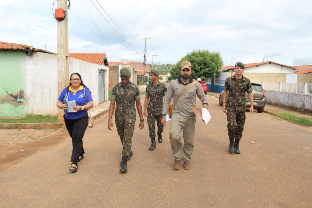 Agente Comunitária de Saúde, Membro do Centro de Zoonozes e soldados do 3º BEC em mutirão Contra a Dengue (Foto: Maysa Martins)