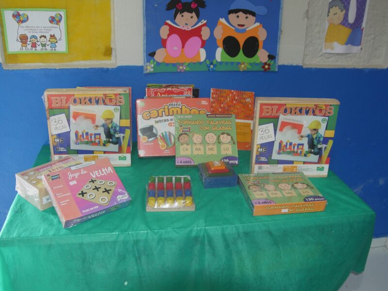 Alunos do Atendimento Especializado Educacional - AEE recebendo kits pedagógicos (Foto: Salmo Nery)