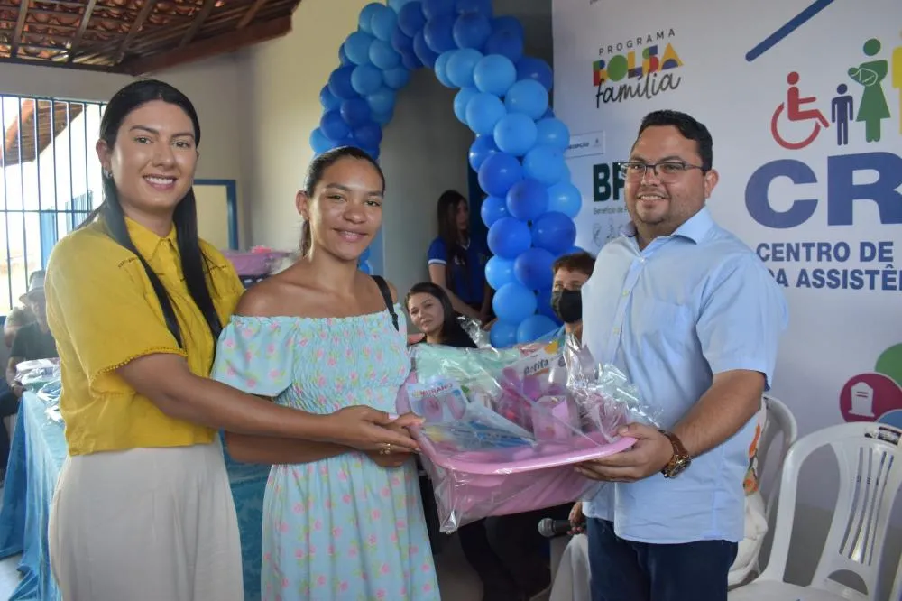 Autoridades do município realizaram a entrega de kits de enxoval para gestantes (Foto: Maysa Martins)