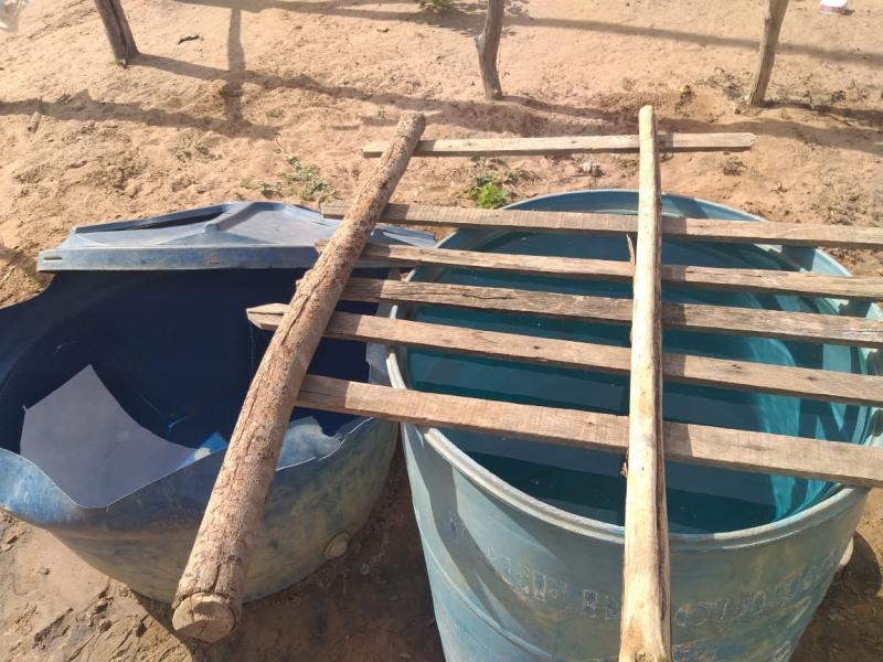 Famílias usam caixa d'água para armazenar água de caminhão pipa. (fotos: Fala Piauí)