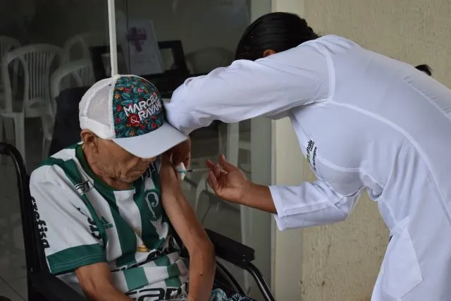 Vacina em idoso (Foto: Ivonete Reis)