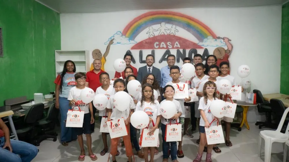 Entrega de óculos às crianças da Casa Aliança (Foto: Arquivo Pessoal)