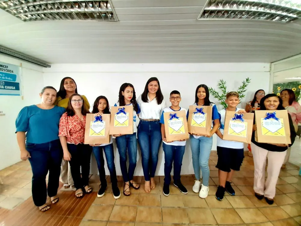Primeira-dama e Secretária de Educação, Diana Belo, realizou a entrega (Foto: Ivonete Reis)