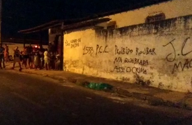 Segundo a PM, Simeão Batista Neto caminhava pela rua quando foi baleado e morto, na Zona Sul de Teresina — Foto: Gil Oliveira/ TV Clube