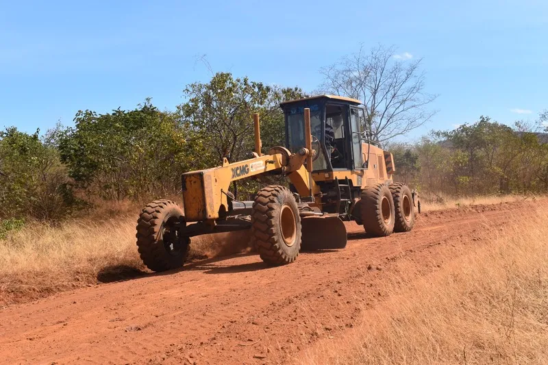 Máquina revitalizando estrada vicinal no Povoado Altos dos Canutos (Foto: Rawena Sousa)