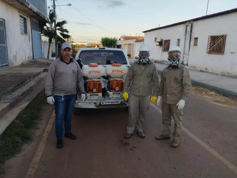 Equipe do Centro de Zoonoses realizando ação de controle químico no bairro Junco (Foto: Arquivo Pessoal)