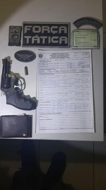 Arma apreendida.
