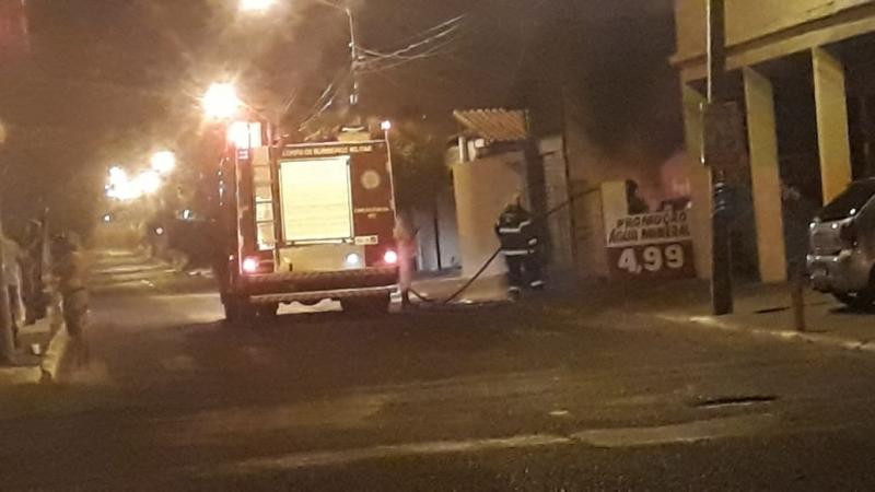 Incêndio em veículo destruiu garagem.