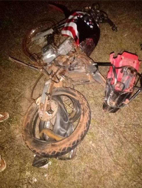 Imagem da motocicleta das vítimas.