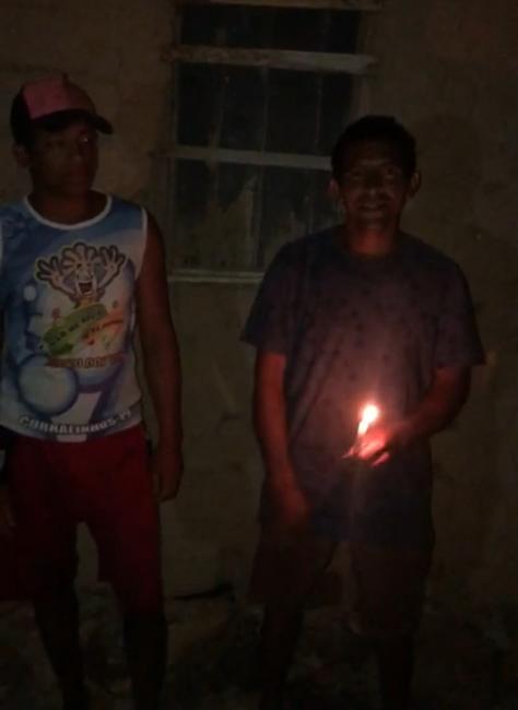 Famílias não tem rede de energia elétrica em Curralinhos.