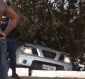 Carro ficou preso em ribanceira às margens do rio.